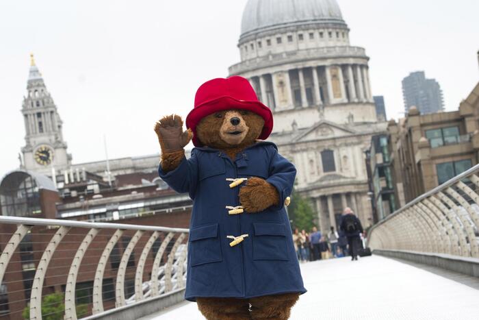 regina-il-saluto-dell-orsetto-paddington-thank-you-ma-am-globo-diroma