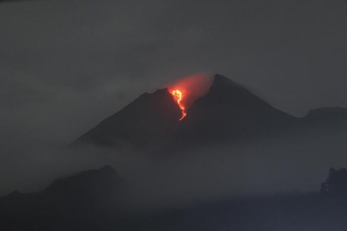 In Indonesia nuova eruzione del Monte Merapi - Globo Diroma